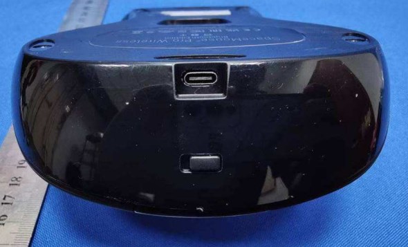 SpaceMouse Pro Wireless USB Type-C charing port.jpg